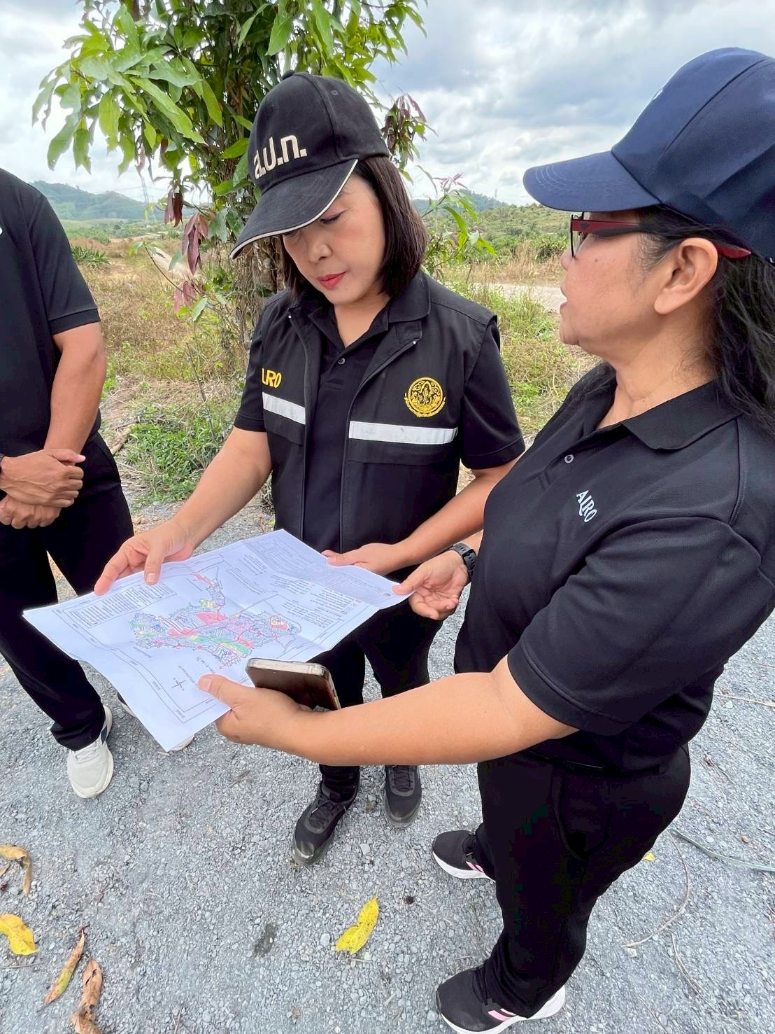 title - ผู้ตรวจราชการ ส.ป.ก. ประชุมติดตามผลการดำเนินงานตามแผนการตรวจราชการ ของ ส.ป.ก. ประจำปีงบประมาณ พ.ศ. 2569 รอบที่ 1 พร้อมลงพื้นที่มอบกิ่งพันธุ์โกโก้คุณภาพดีจำนวน 3,000 ต้น ณ จังหวัดชุมพร